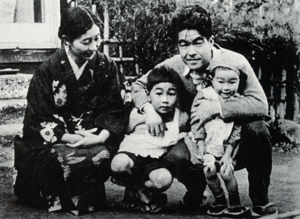 1935 大森の家で両親・妹葉子と