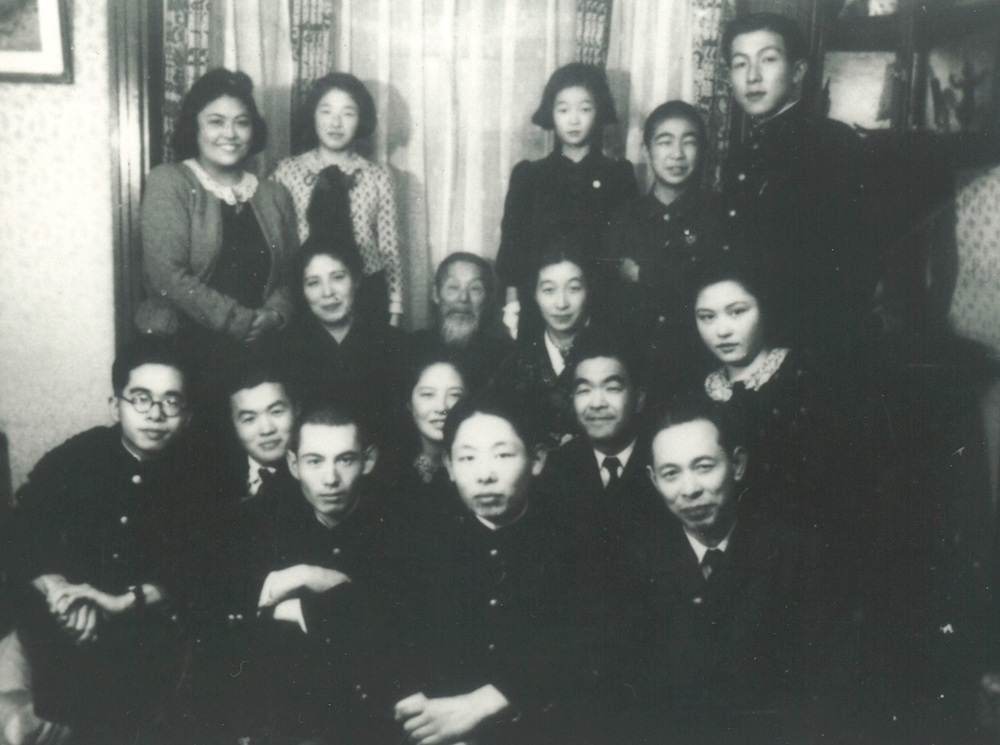 1942 上段右から2番目が矢代秋雄氏、左から2番目が井上二葉氏