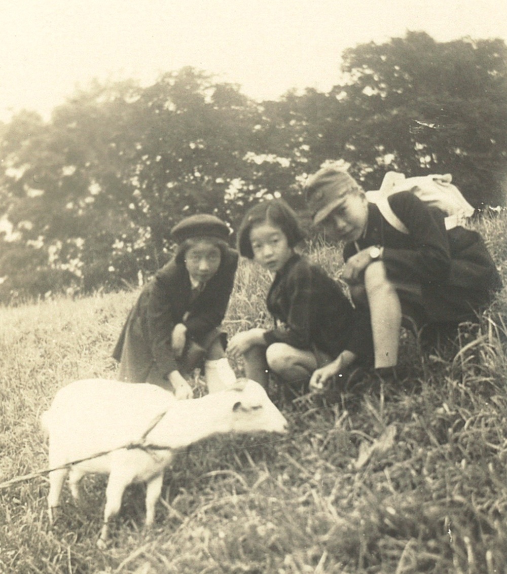 1942 幼馴染の井上二葉氏（左）、妹の葉子さん（真ん中）と多摩川縁で