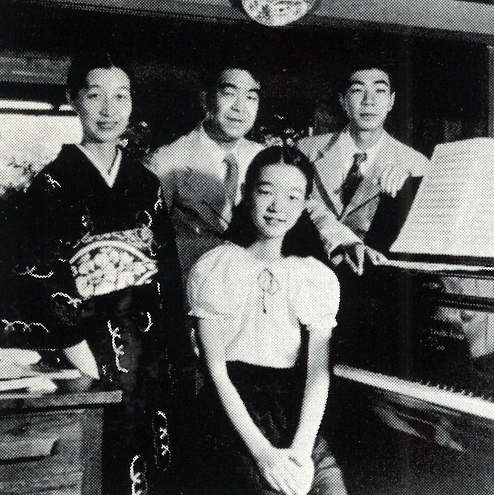 1951 渡仏を前に両親・妹と大磯の家で