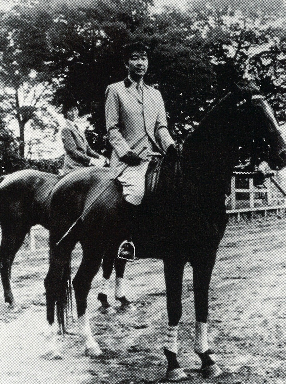 1973 東京乗馬倶楽部で若葉夫人と乗馬を楽しむ